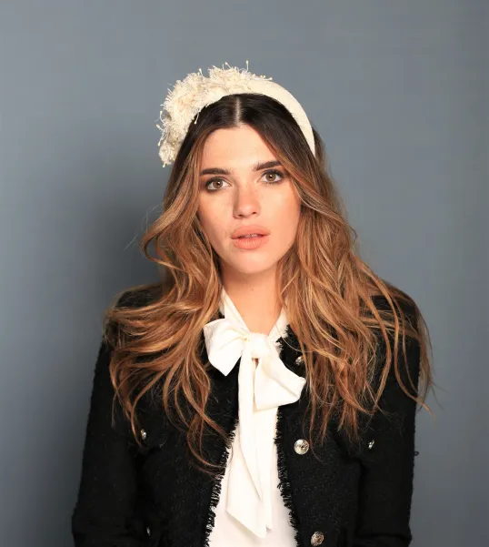 Modna gruba kremowa ozdobna opaska damska.