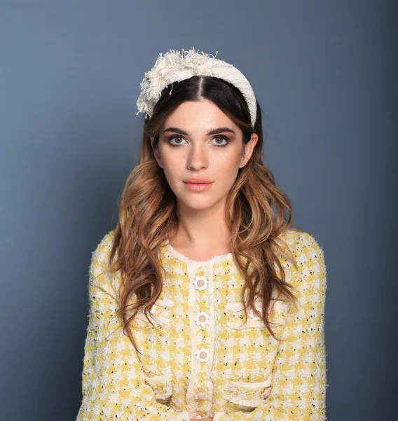 Modna gruba kremowa ozdobna opaska damska.