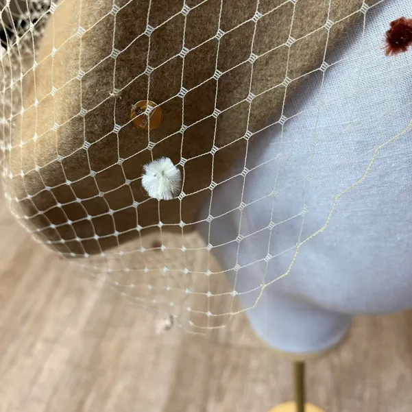 Beżowy beret z nakrapianą woalką. Beżowy beret z nakrapianą woalką.