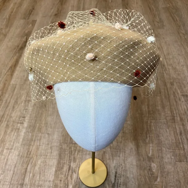 Beżowy beret z nakrapianą woalką. Beżowy beret z nakrapianą woalką.