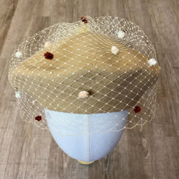 Beżowy beret z nakrapianą woalką. Beżowy beret z nakrapianą woalką.