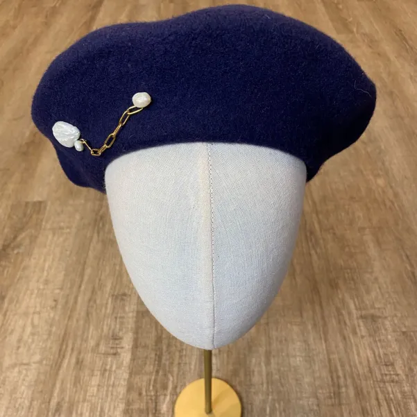Granatowy beret francuski damski.