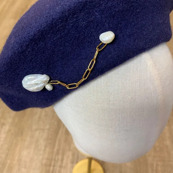 Granatowy beret francuski damski.