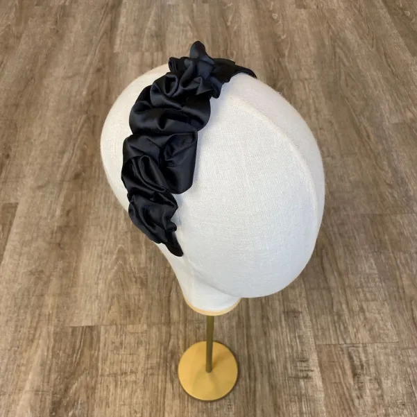 Czarna elegancka satynowa opaska damska.