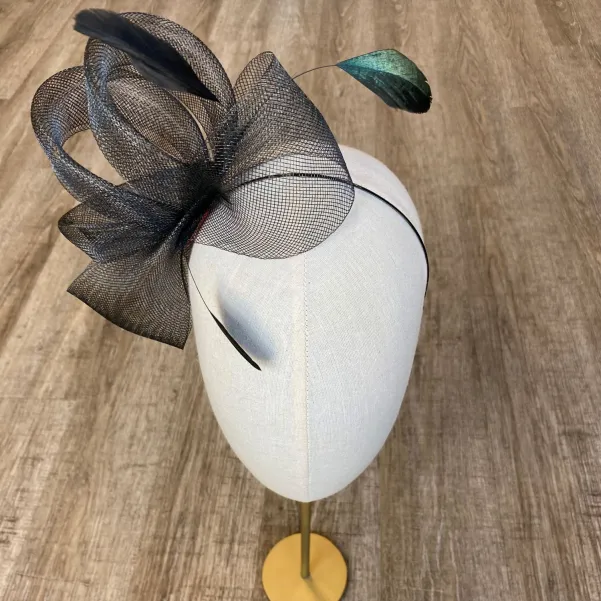 Delikatny fascynator z piórkami