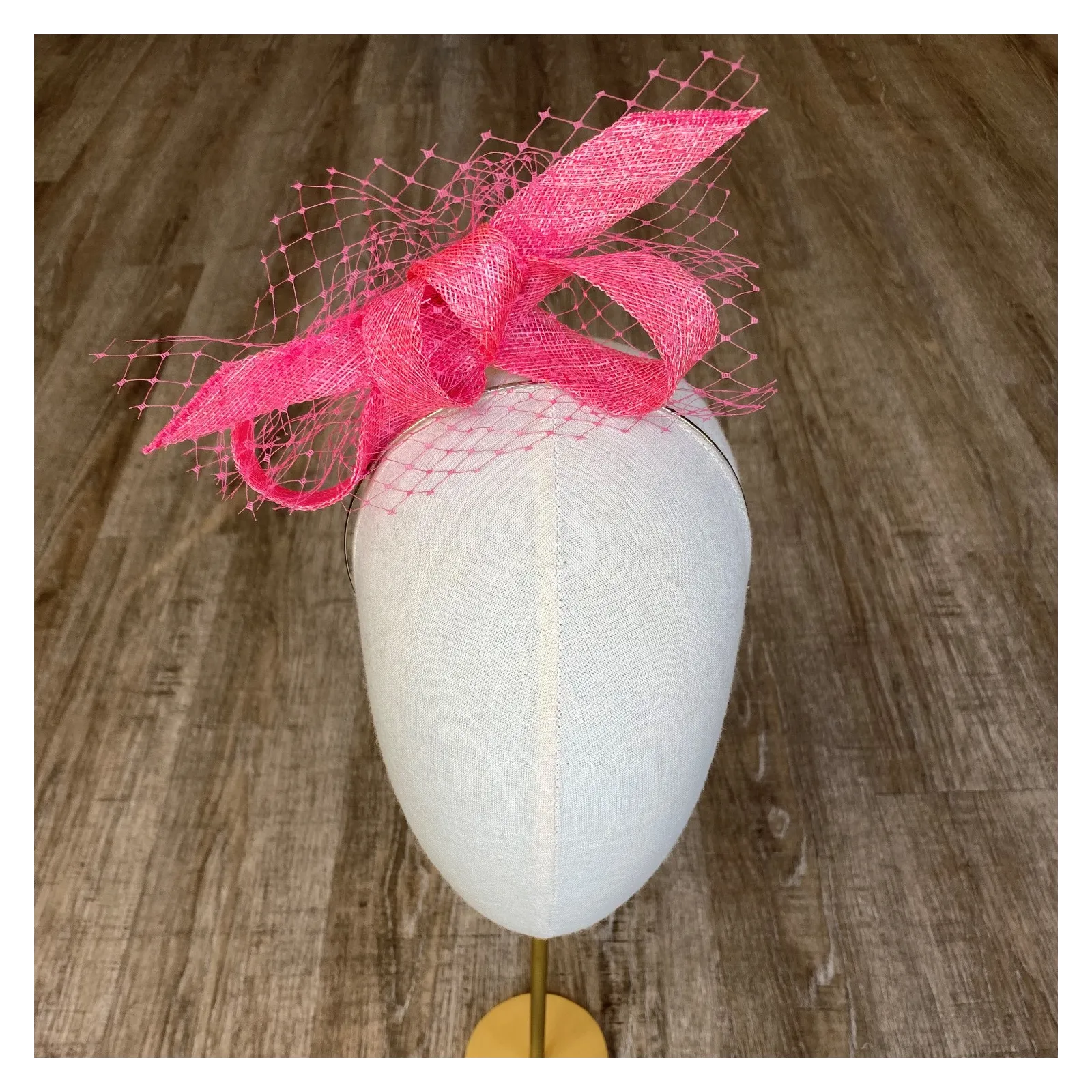 Ozdoba do włosów odwrócona kokarda z woalką różowa.