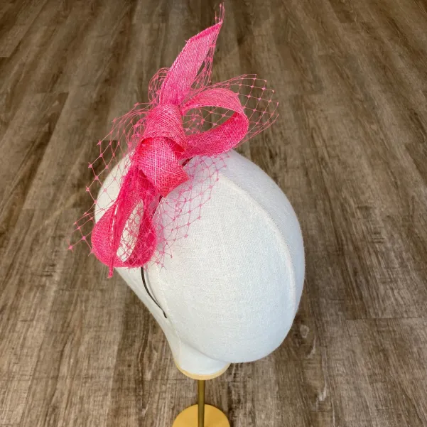 Ozdoba do włosów odwrócona kokarda z woalką różowa.