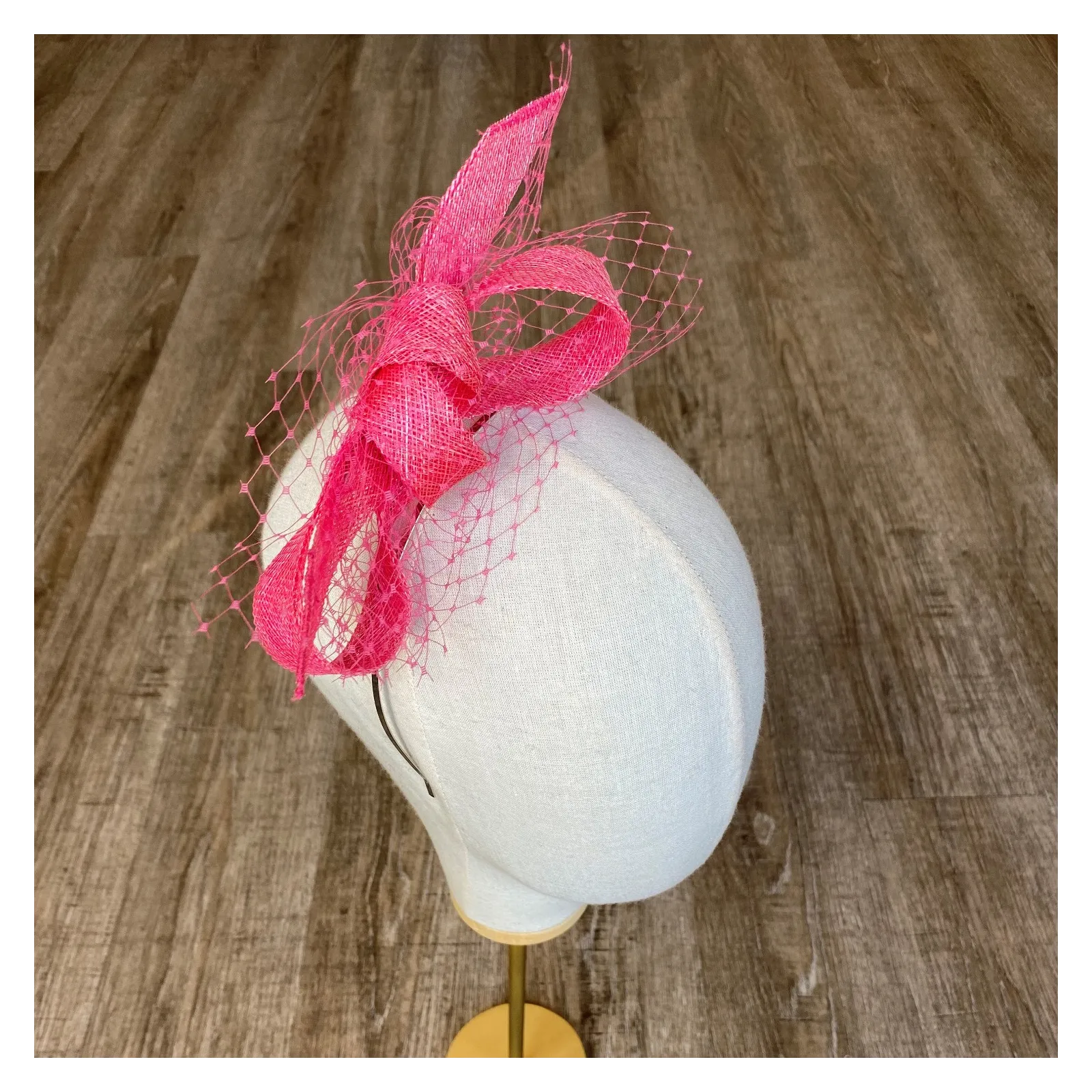 Ozdoba do włosów odwrócona kokarda z woalką różowa.