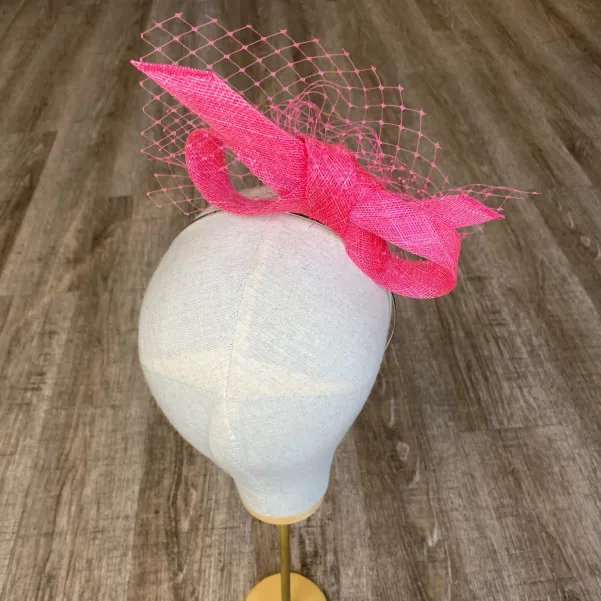 Ozdoba do włosów odwrócona kokarda z woalką różowa.