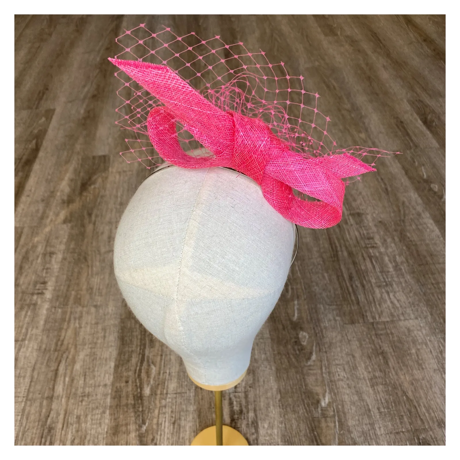 Ozdoba do włosów odwrócona kokarda z woalką różowa.