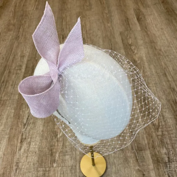 Liliowa ozdoba z woalką na twarz.