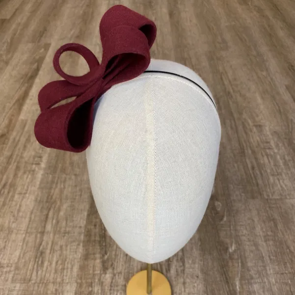 Bordowa ozdoba- kokarda na głowę.