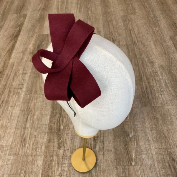 Bordowa ozdoba- kokarda na głowę.