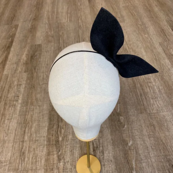 Czarna ozdoba do włosów uszkokokarda.