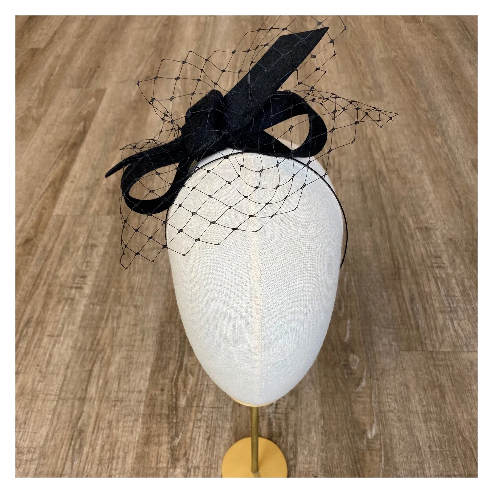 Czarny fascynator z woalką odwrócona kokarda.