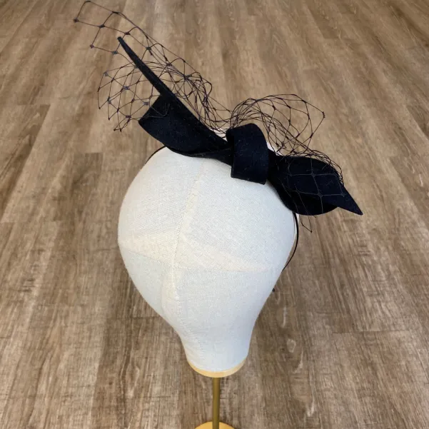 Czarny fascynator z woalką odwrócona kokarda.