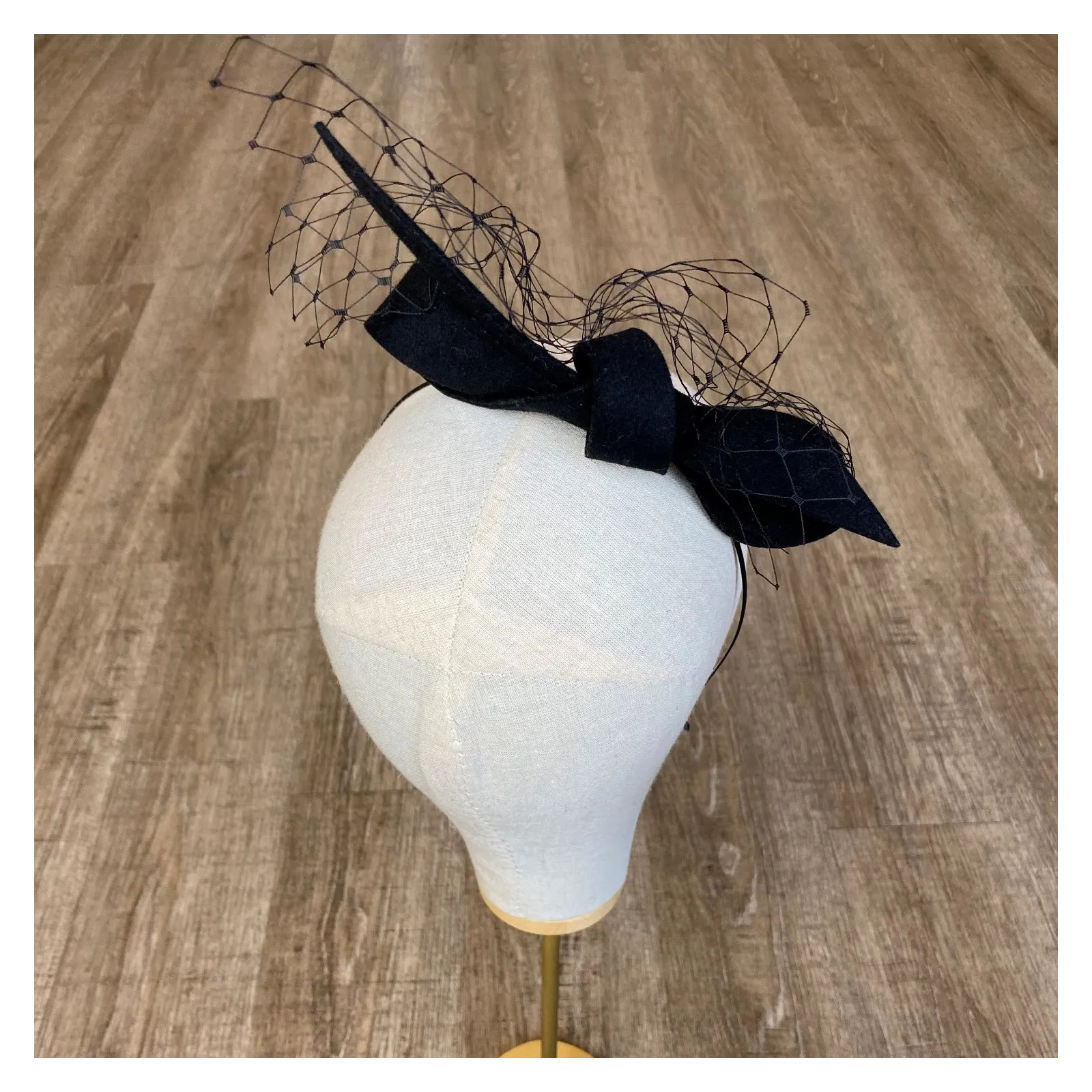 Czarny fascynator z woalką odwrócona kokarda.