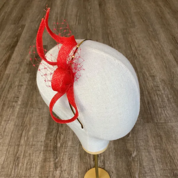 Delikatna czerwona ozdoba do włosów.