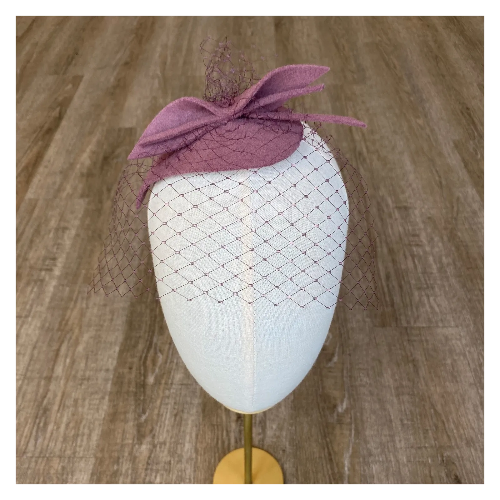 Mini kapelusik w kolorze brudnego różu.