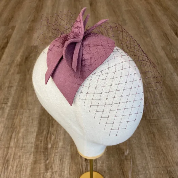 Mini kapelusik w kolorze brudnego różu. Mini kapelusik w kolorze brudnego różu.