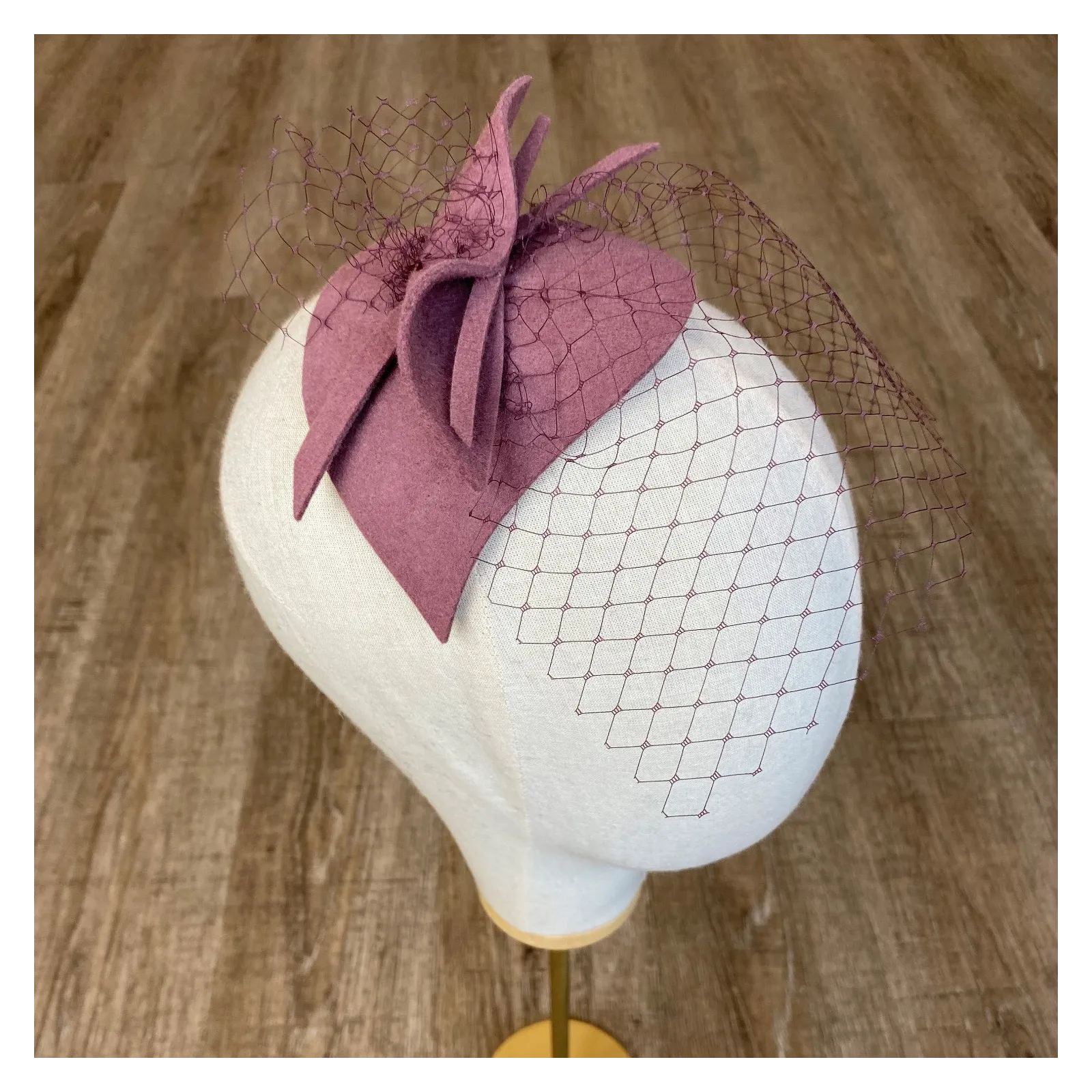 Mini kapelusik w kolorze brudnego różu.