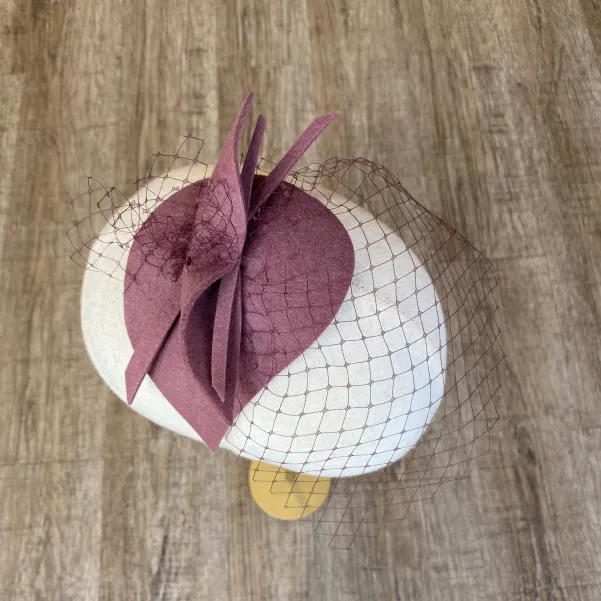 Mini kapelusik w kolorze brudnego różu. Mini kapelusik w kolorze brudnego różu.