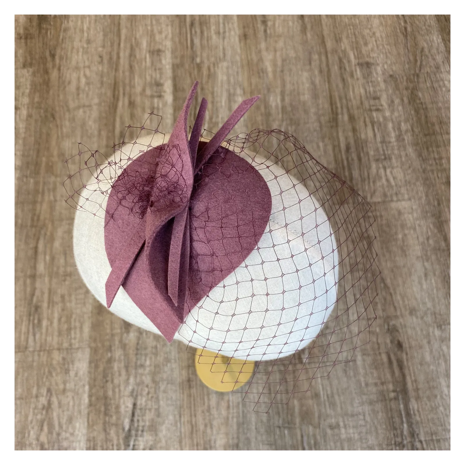 Mini kapelusik w kolorze brudnego różu.