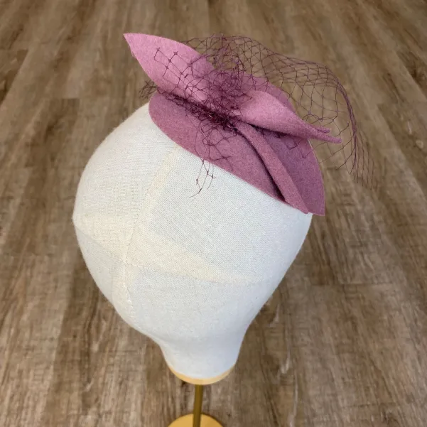 Mini kapelusik w kolorze brudnego różu. Mini kapelusik w kolorze brudnego różu.