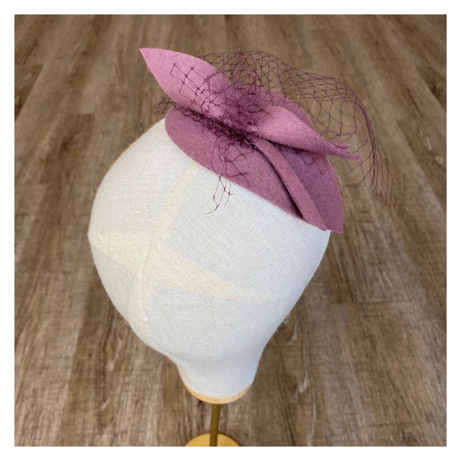 Mini kapelusik w kolorze brudnego różu.