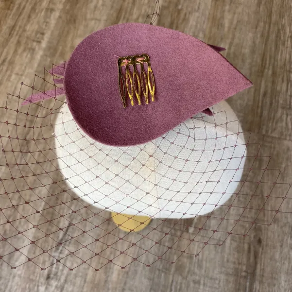 Mini kapelusik w kolorze brudnego różu. Mini kapelusik w kolorze brudnego różu.