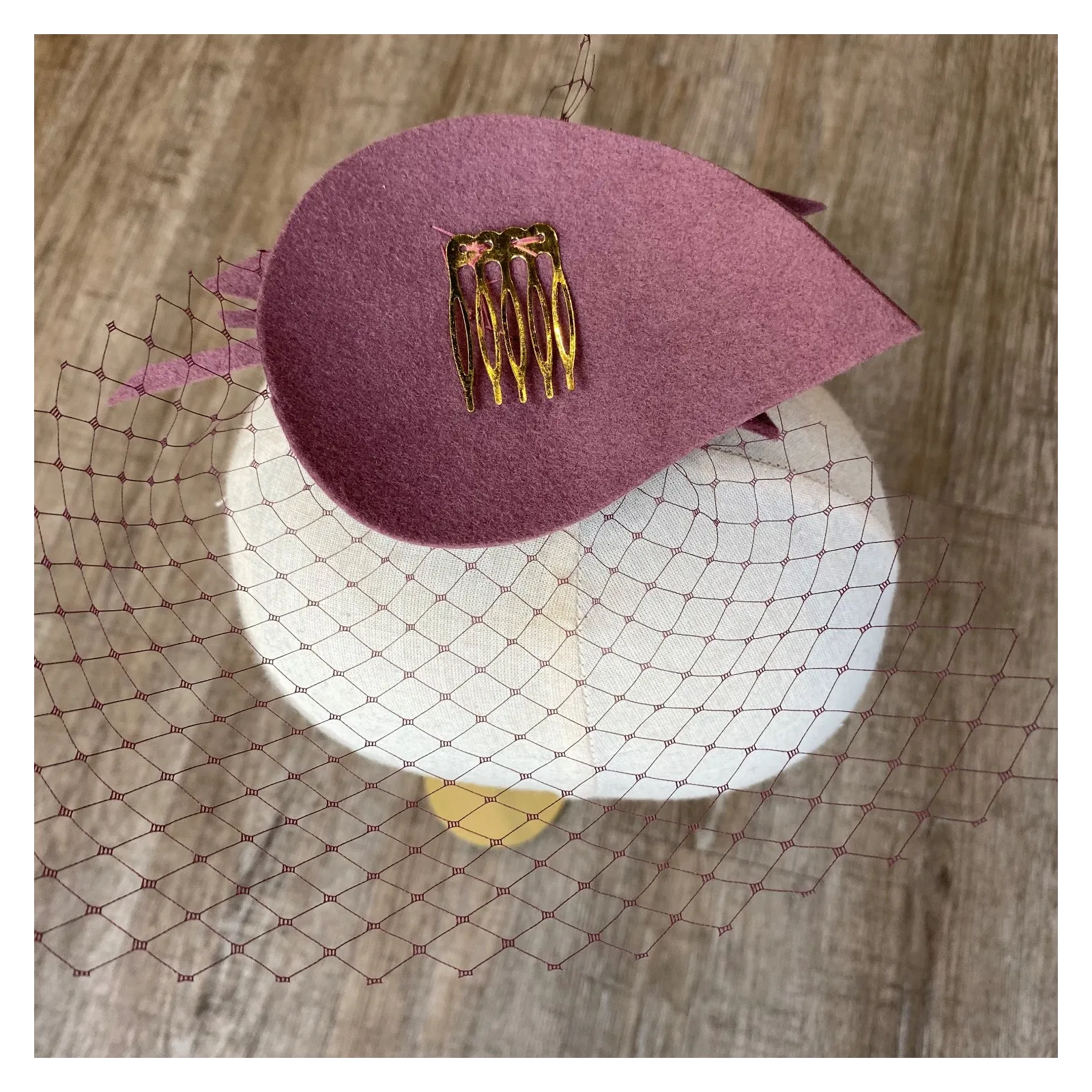 Mini kapelusik w kolorze brudnego różu.