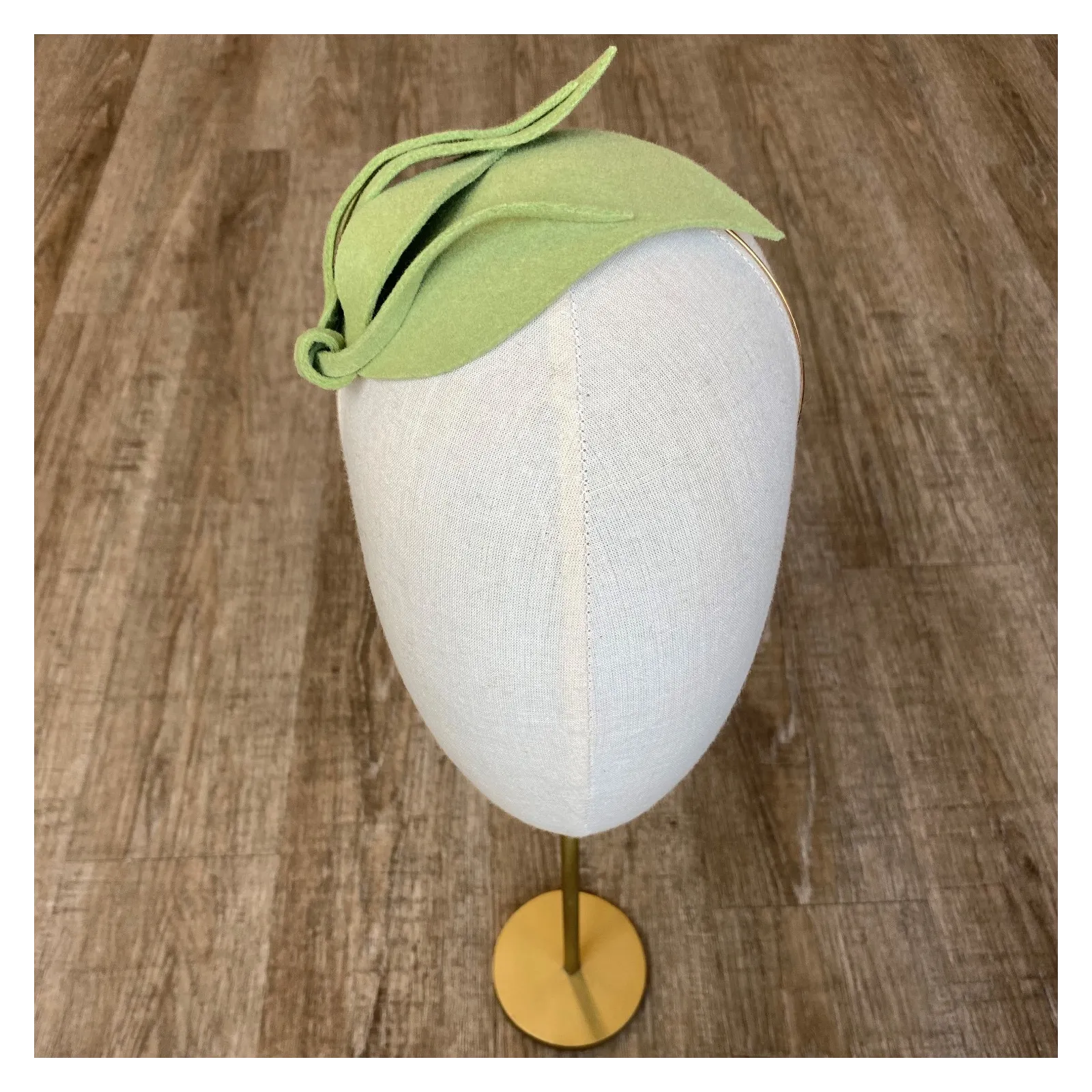 Zielona ozdoba na głowę mini toczek łezka.