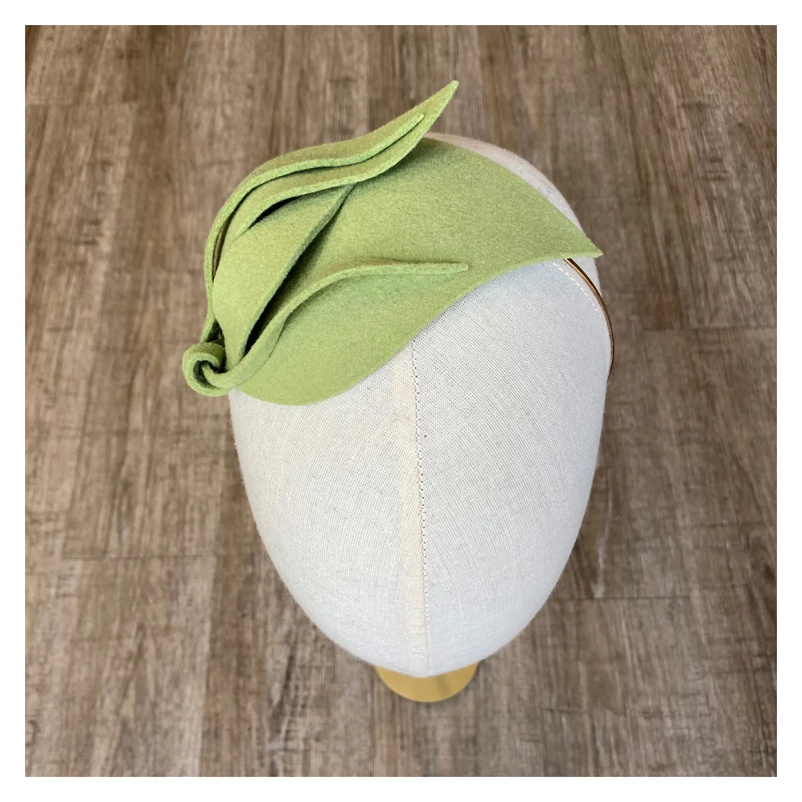 Zielona ozdoba na głowę mini toczek łezka.