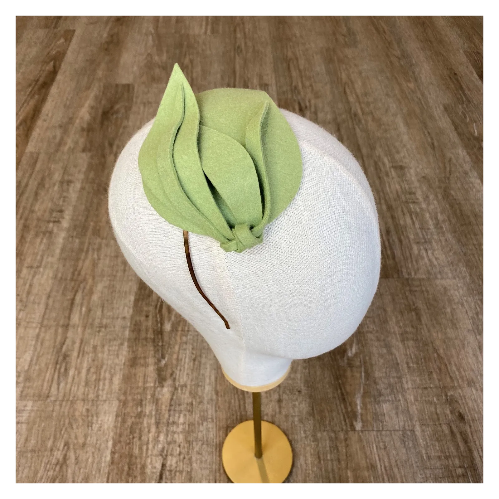 Zielona ozdoba na głowę mini toczek łezka.