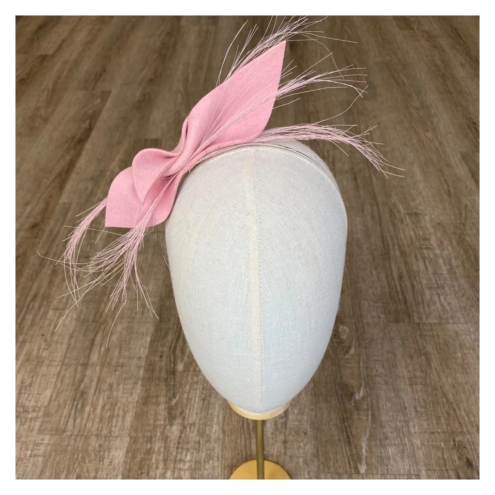 Jasno-różowa ozdoba do włosów kokarda.