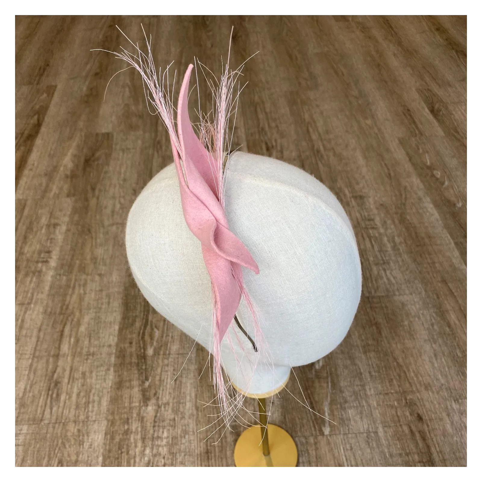 Jasno-różowa ozdoba do włosów kokarda.