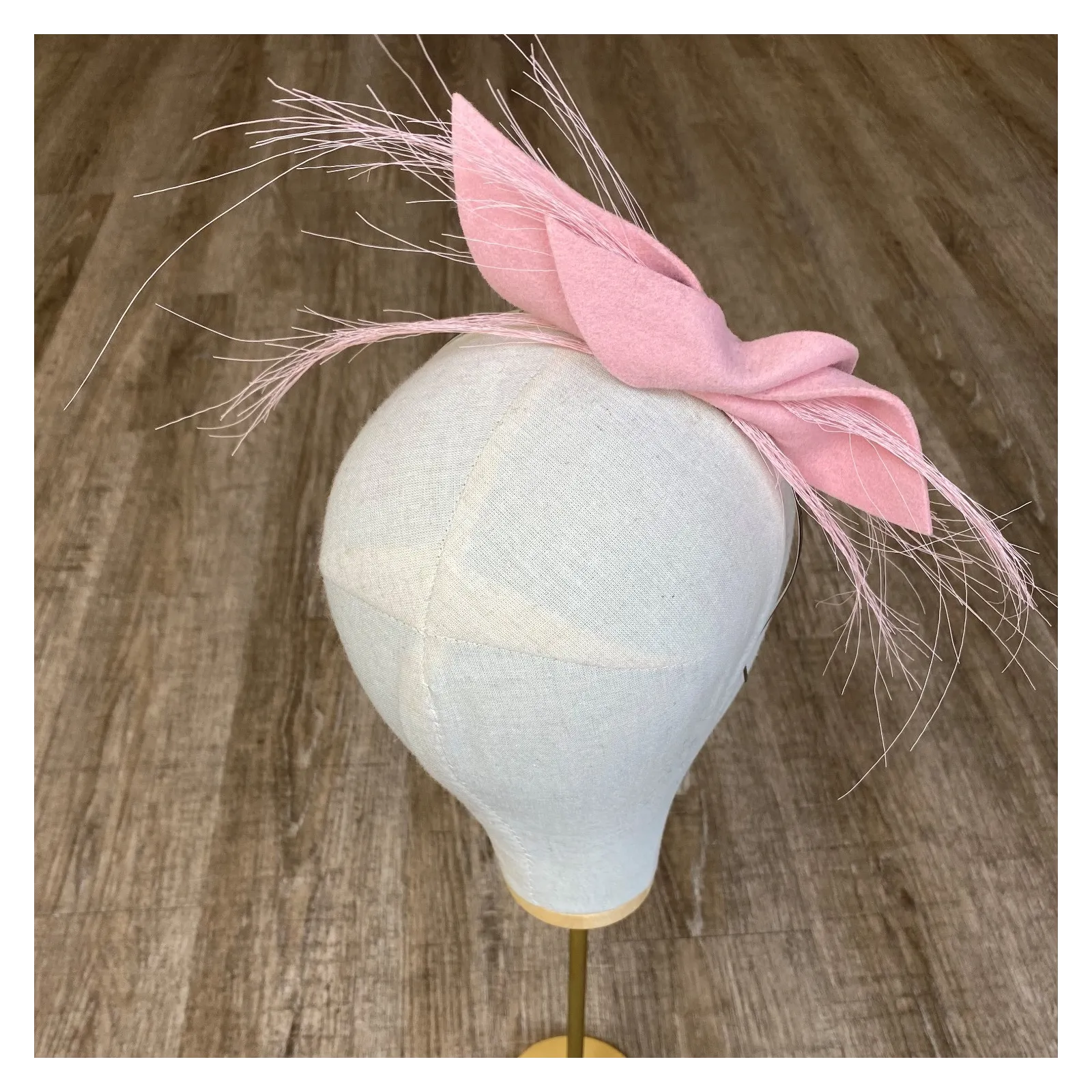 Jasno-różowa ozdoba do włosów kokarda.