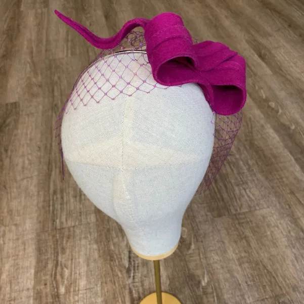 Ozdoba do włosów z woalką na opasce fuksja.