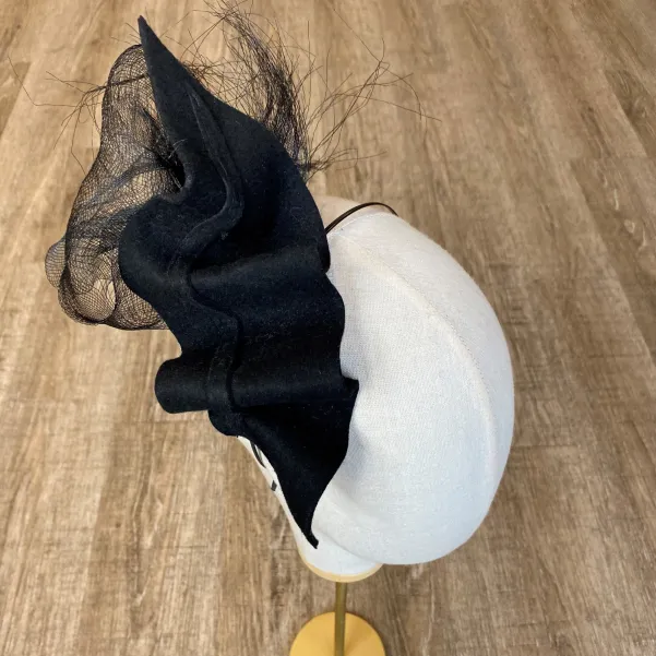 Czarny okazały fascynator.