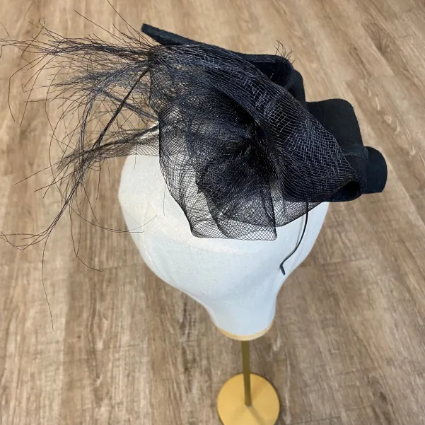 Czarny okazały fascynator.