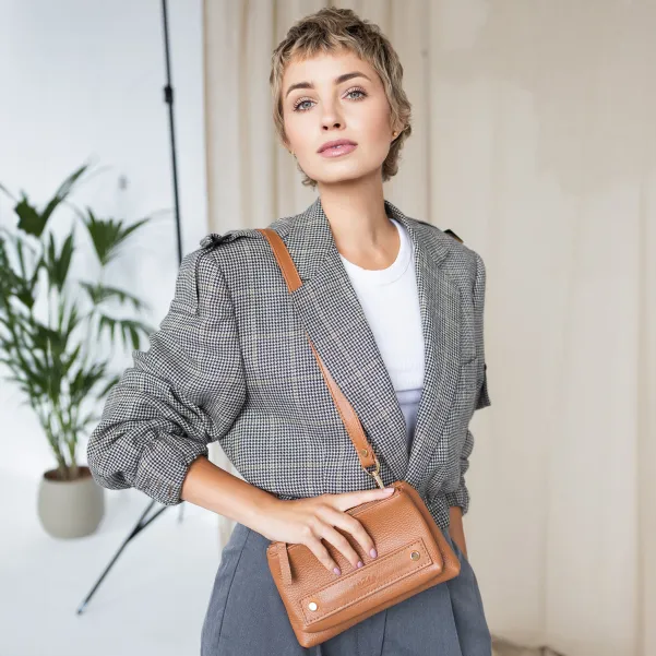 Skórzana, mała, pojemna torebka koniakowa.