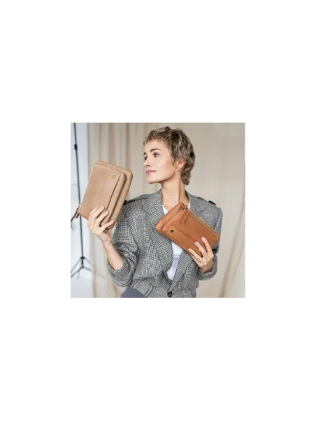 Skórzana, mała, pojemna torebka koniakowa.