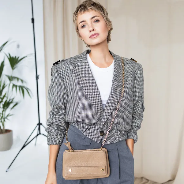 Skórzana, mała, pojemna torebka koniakowa.