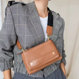 Skórzana, mała, pojemna torebka koniakowa.