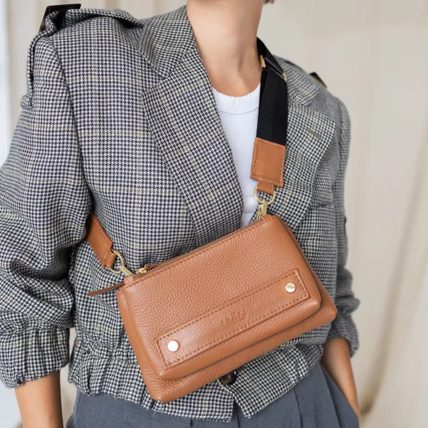 Skórzana, mała, pojemna torebka koniakowa.