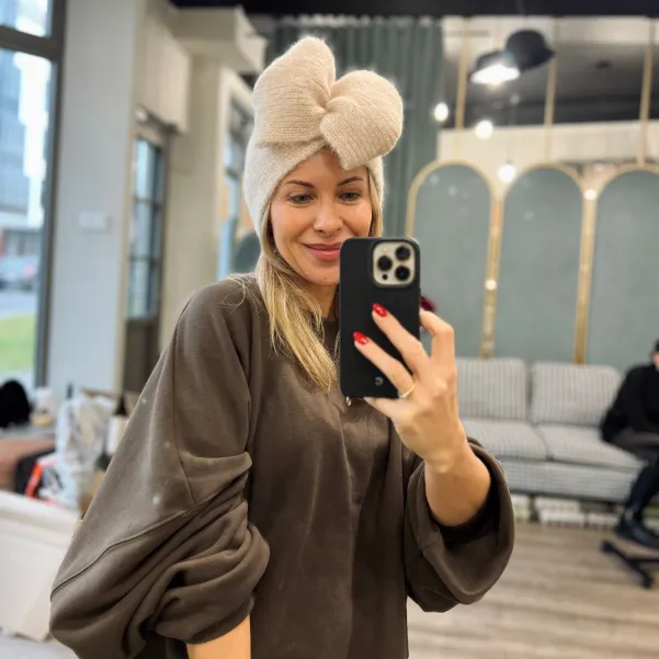 Szeroka zimowa opaska damska z kokardą kremowa