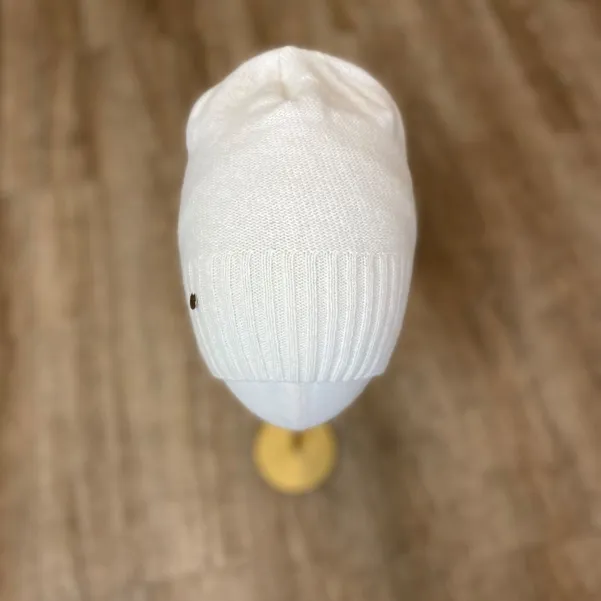 Beżowa czapka z wełną i kaszmirem polskiej marki.