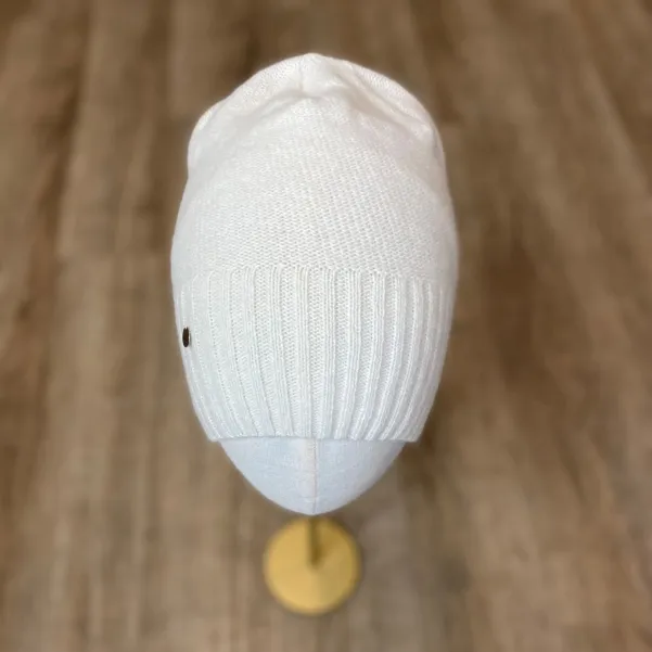 Beżowa czapka z wełną i kaszmirem polskiej marki.