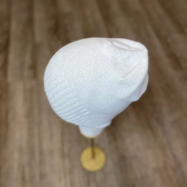 Beżowa czapka z wełną i kaszmirem polskiej marki.