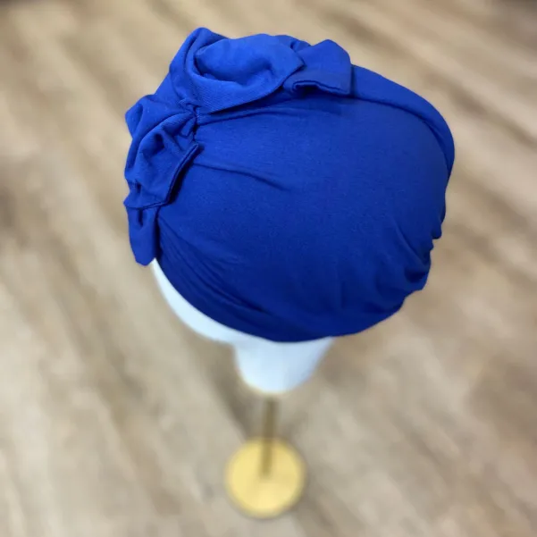 Stylowy granatowy turban damski do włosów.